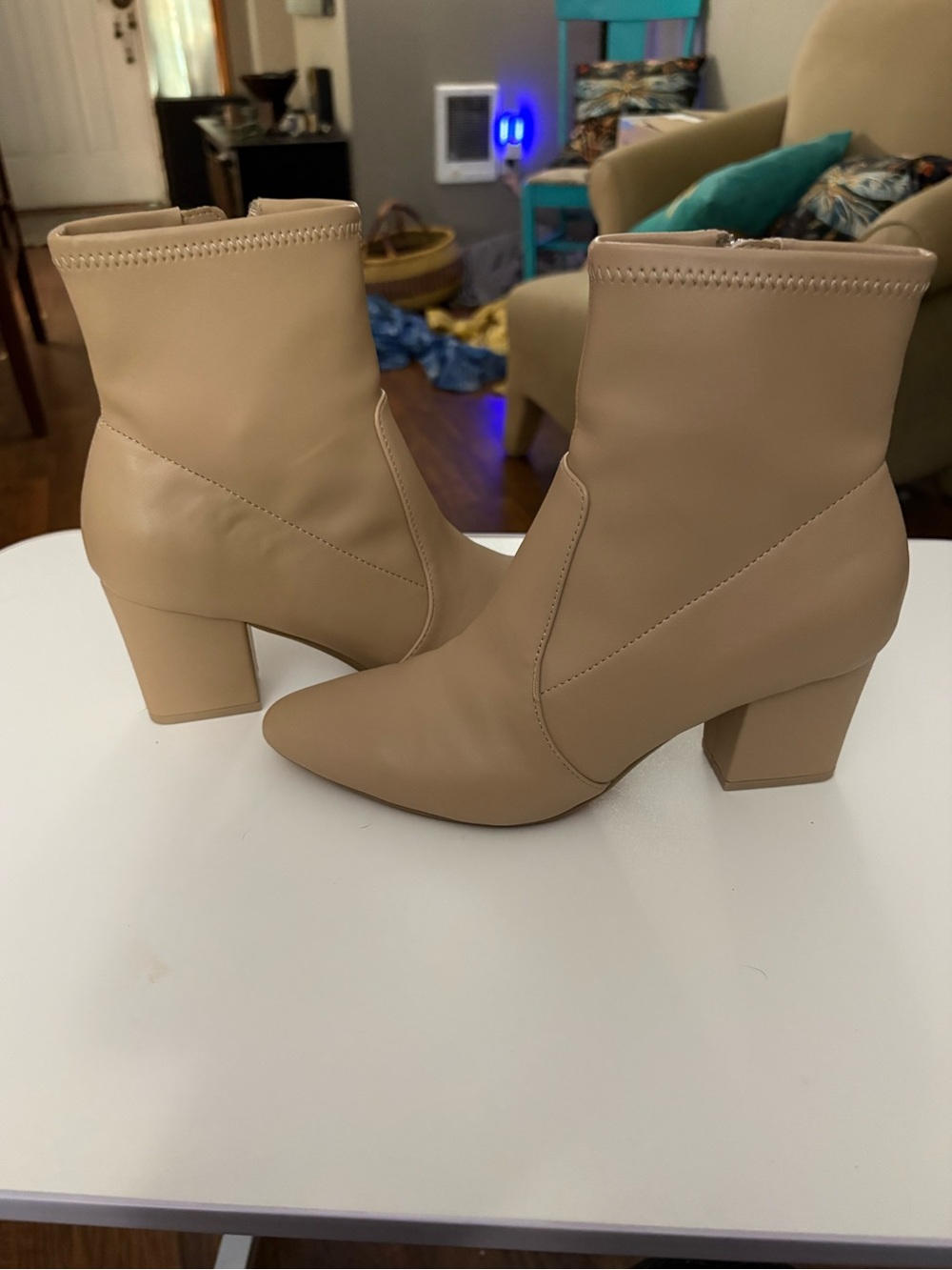NEW Amazon Essentials Womens Tan Beige Brown Faux Leather Boots - Size 6 Ladies